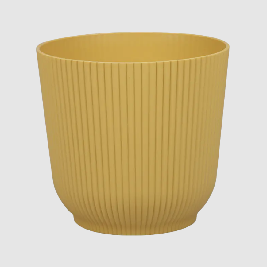 Bunte Blumentopfpflege: Was beugt witterungsbedingten Oberflächenschäden vor?