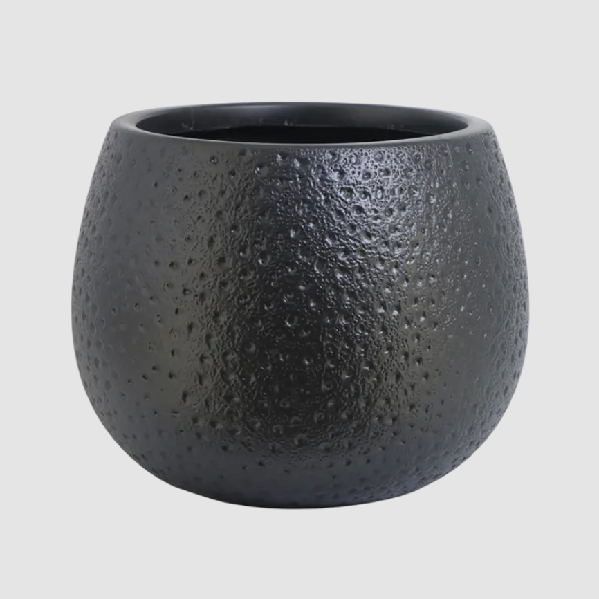 Wie verbessert ein kugelförmiger, bodenstehender Blumentopf aus Kunststoff die Stabilität?